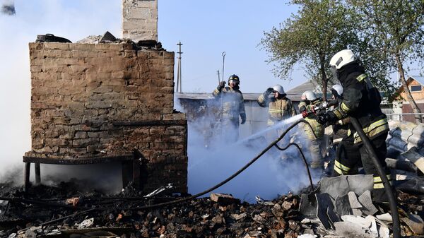 Сотрудники противопожарной службы МЧС тушат природный пожар в деревне Юлдус Курганской области