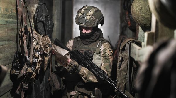 Военнослужащий читает письмо школьника в блиндаже на линии фронта