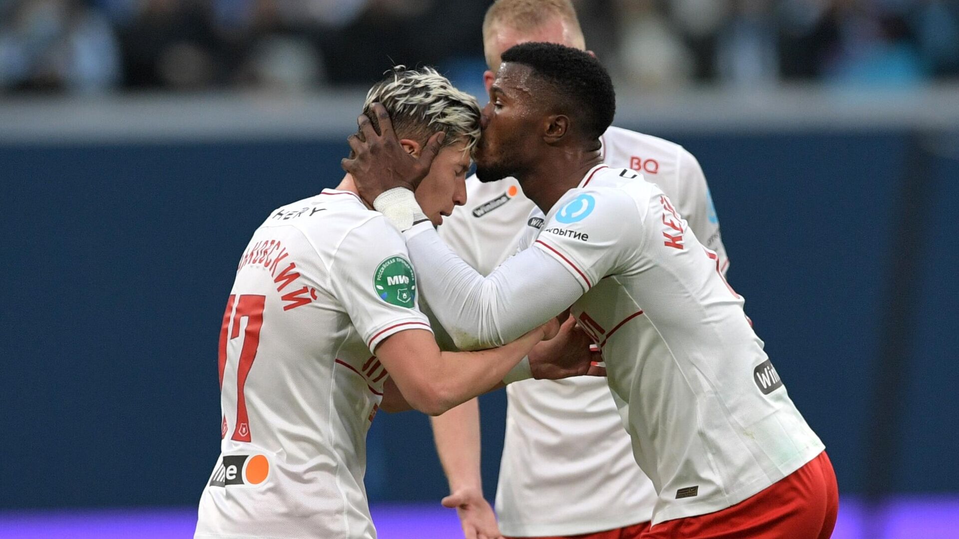 Игроки Спартака Антон Зиньковский (слева) и автор гола Спартака Бальде Кейта радуются забитому мячу в матче 26-го тура чемпионата России по футболу среди клубов Премьер-лиги сезона 2022/2023 между ФК Зенит (Санкт-Петербург) и ФК Спартак (Москва) - РИА Новости, 1920, 05.06.2025