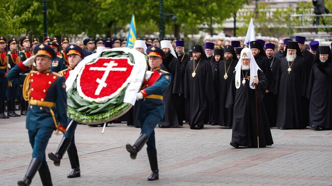 Возложение венка к могиле Неизвестного Солдата