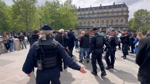 Стычки между полицией и провокаторами перед началом акции Бессмертный полк в Париже