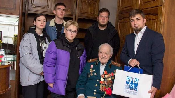 Сотрудники Русского дома в Кишеневе поздравляют ветерана Великой Отечественной войны с Днем Победы