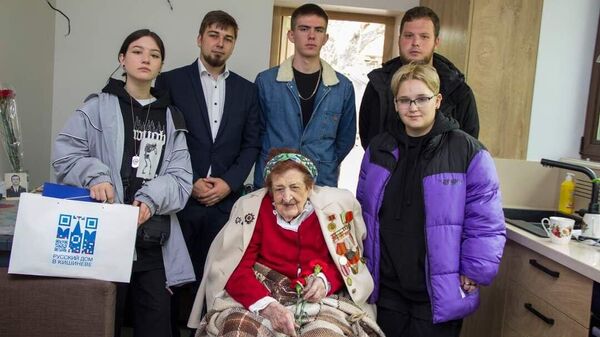 Сотрудники Русского дома в Кишеневе поздравляют ветерана Великой Отечественной войны с Днем Победы