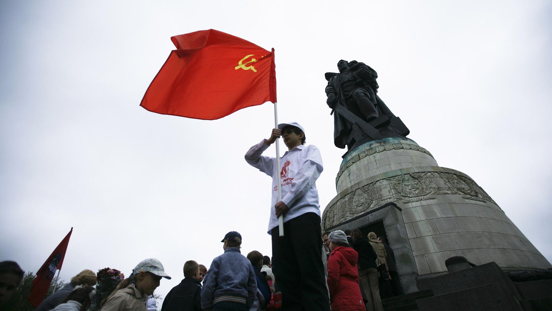 Посетители у памятника советскому солдату в Трептов-парке в Берлине - РИА Новости, 1920, 08.05.2023