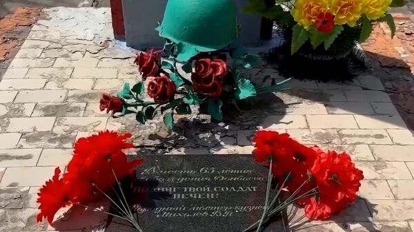 Восстановленная братская могила солдат ВОВ в Донецке