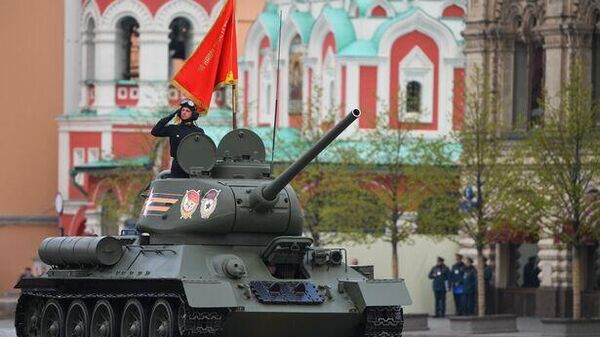 LIVE: Въезд военной техники  в Москву в преддверии парада в честь Дня Победы