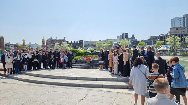 Возложение цветов к монументу русским моряком в южнокорейском городе Инчхон. 9 мая 2023