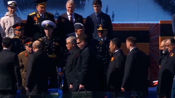 Путин приветствует ветеранов перед парадом на Красной площади