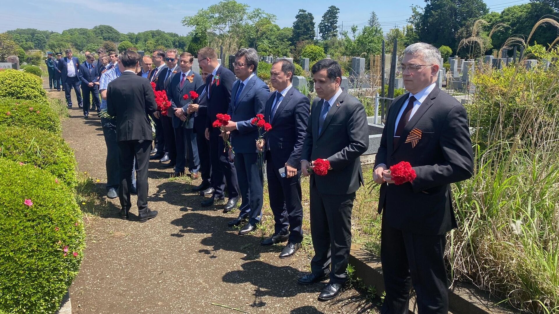 Российские дипломаты в Токио возложили цветы на могилу Зорге - РИА Новости, 1920, 09.05.2023