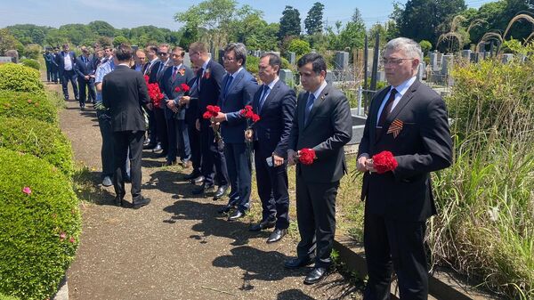 Российские дипломаты в Токио возложили цветы на могилу Зорге