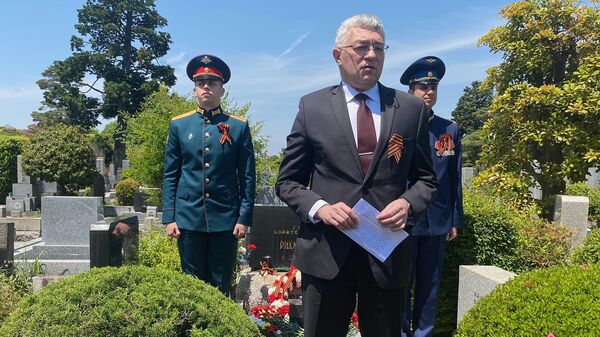 Российские дипломаты в Токио возложили цветы на могилу Зорге