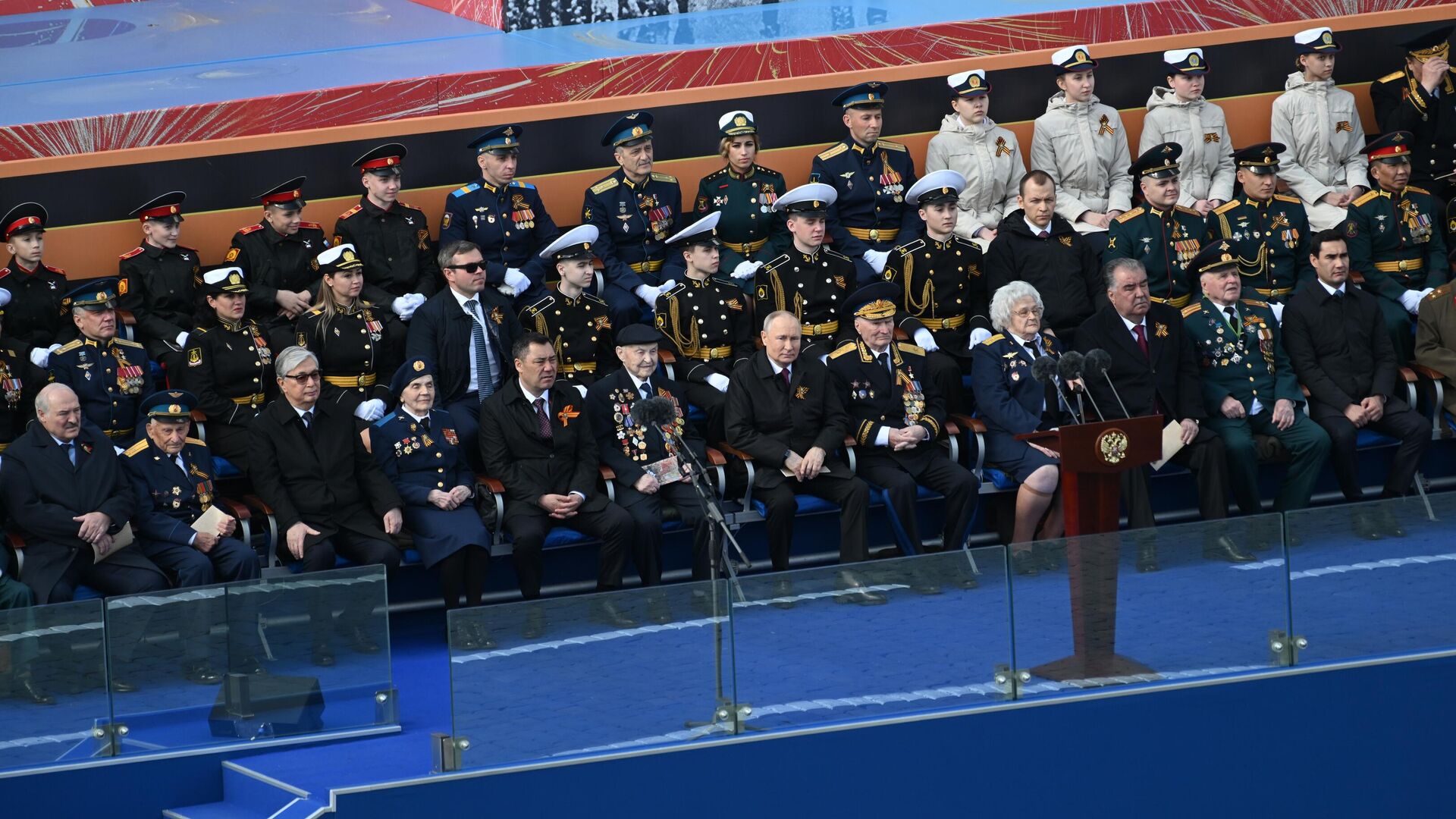 Александр Лукашенко (крайний слева) на трибуне на Красной площади во время парада в Москве - РИА Новости, 1920, 13.06.2023