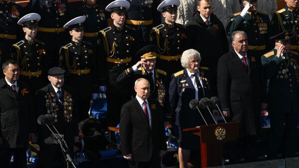 Президент РФ Владимир Путин на трибуне на Красной площади во время парада в Москве, посвященного 78-й годовщине Победы в Великой Отечественной войне