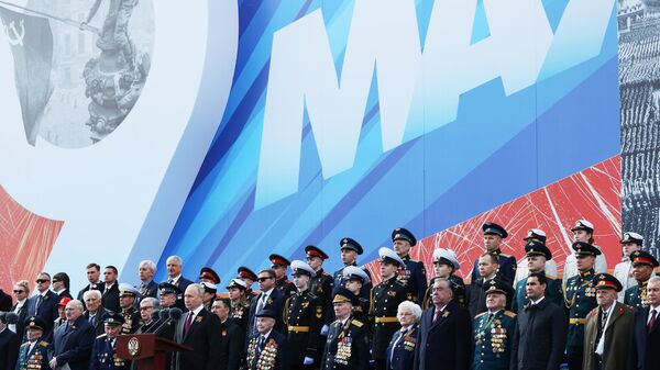 Президент РФ Владимир Путин и гости на Красной площади во время парада в Москве, посвященного 78-й годовщине Победы в Великой Отечественной войне