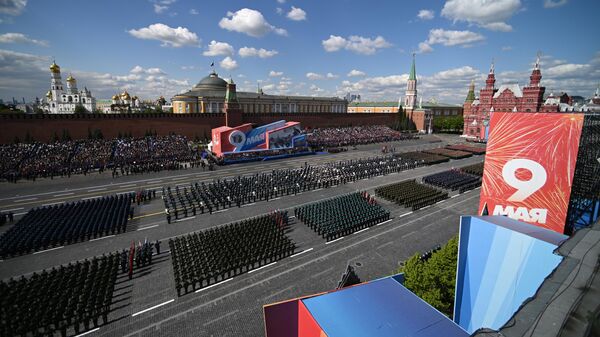 Военнослужащие парадных расчетов перед началом парада в Москве