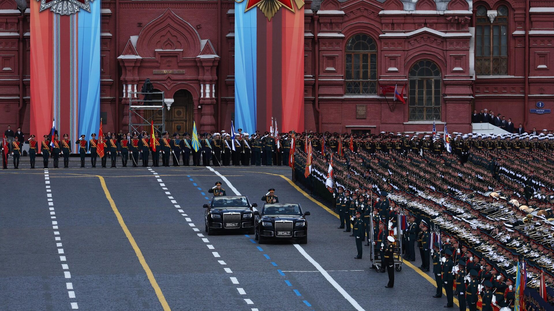 Министр обороны РФ Сергей Шойгу и главнокомандующий сухопутными войсками РФ Олег Салюков на параде в Москве, посвященном 78-й годовщине Победы в Великой Отечественной войне - РИА Новости, 1920, 09.05.2023