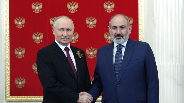 Президент РФ Владимир Путин и премьер-министр Армении Никол Пашинян во время встречи в Кремле
