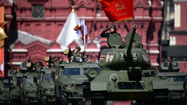Танк Т-34 на военном параде, посвященном 78-й годовщине Победы в Великой Отечественной войне, на Красной площади в Москве
