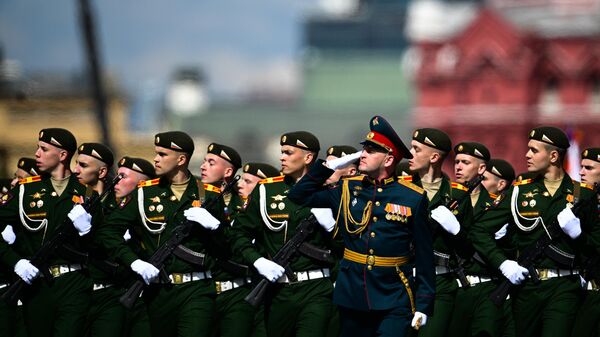 Военнослужащие на военном параде, посвящённом 78-й годовщине Победы в Великой Отечественной войне, на Красной площади в Москве
