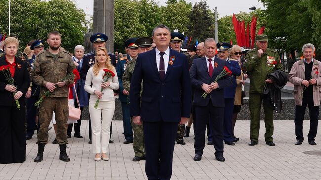 Временно исполняющий обязанности главы Луганской народной республики Леонид Пасечник во время церемонии возложения цветов к Пилону Славы и Вечному огню в Луганске