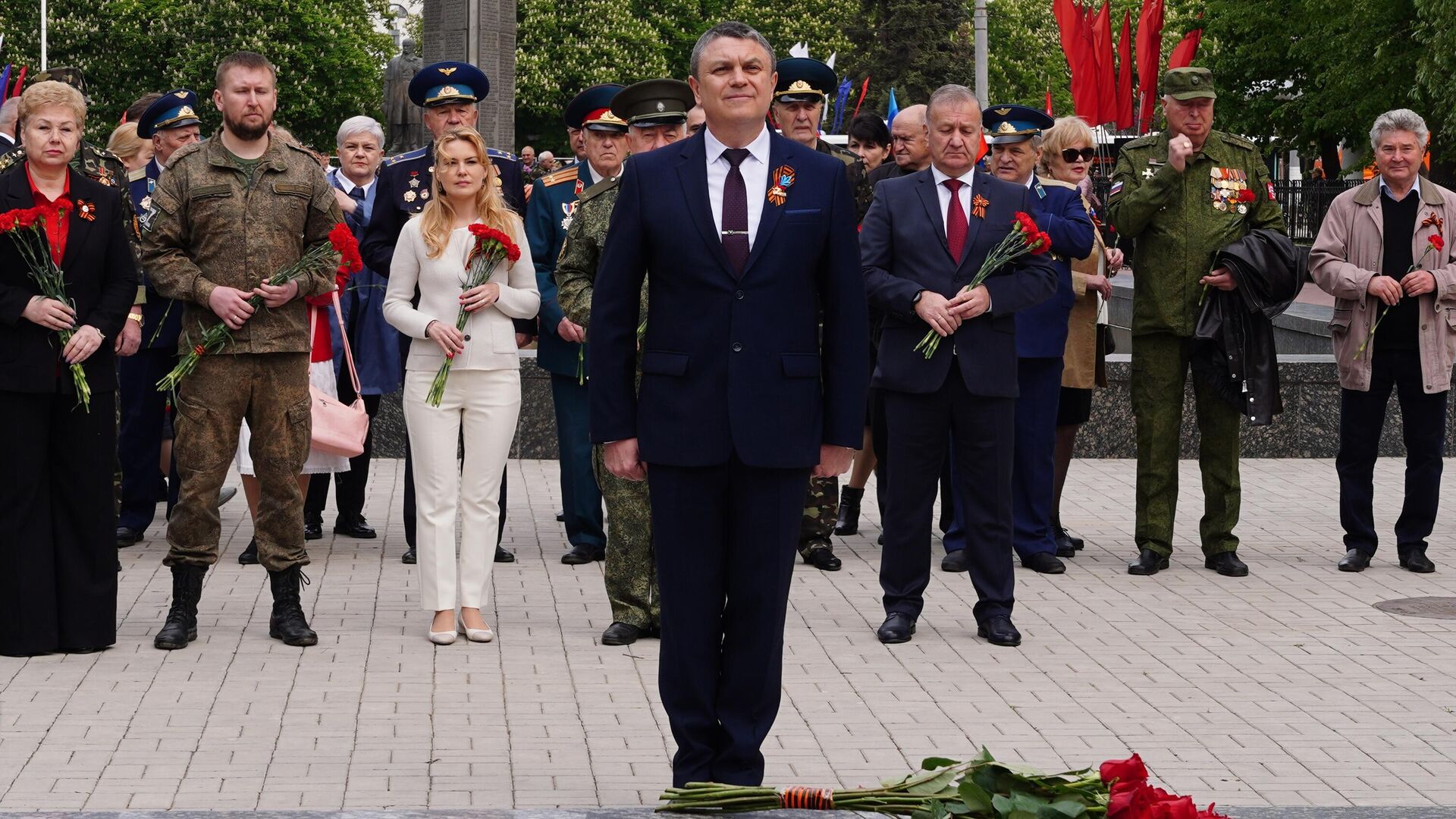 Временно исполняющий обязанности главы Луганской народной республики Леонид Пасечник во время церемонии возложения цветов к Пилону Славы и Вечному огню в Луганске - РИА Новости, 1920, 09.05.2023