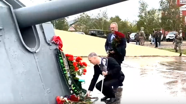 Врио губернатора Херсонской области Владимир Сальдо возложил цветы на мемориальном комплексе Пушка