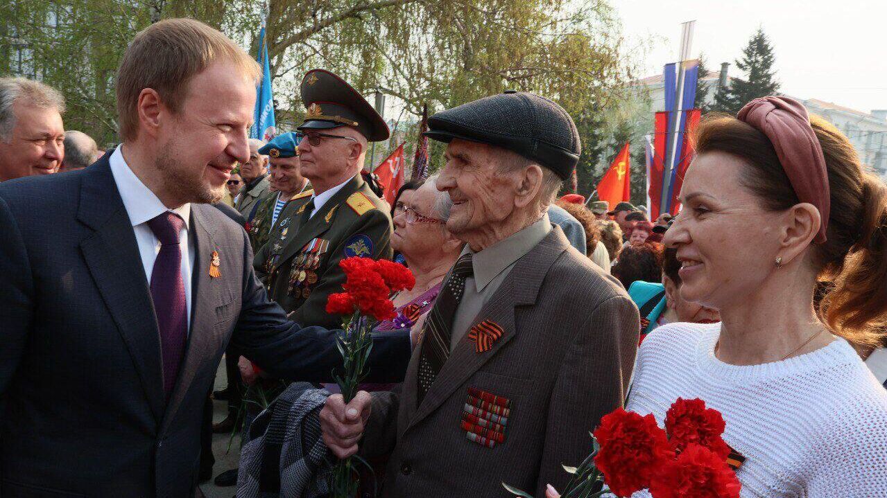 Губернатор Алтайского края Виктор Томенко поздравил с Днем Победы ветерана Великой Отечественной войны Василия Горбунова  - РИА Новости, 1920, 09.05.2023