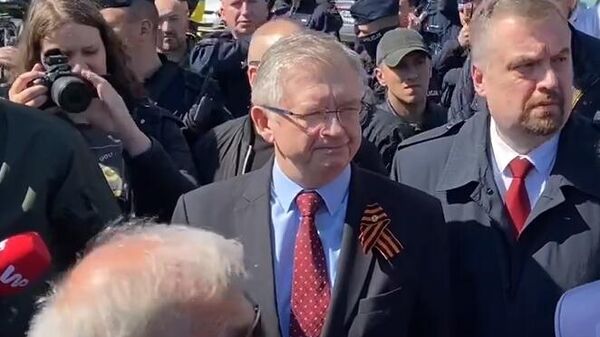 Посол Сергей Андреев приехал на мемориальное кладбище советских воинов в Варшаве. Стоп-кадр видео