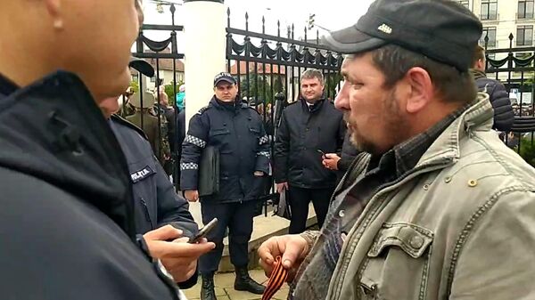 В Молдавии полиция штрафует за ношение георгиевской ленты 