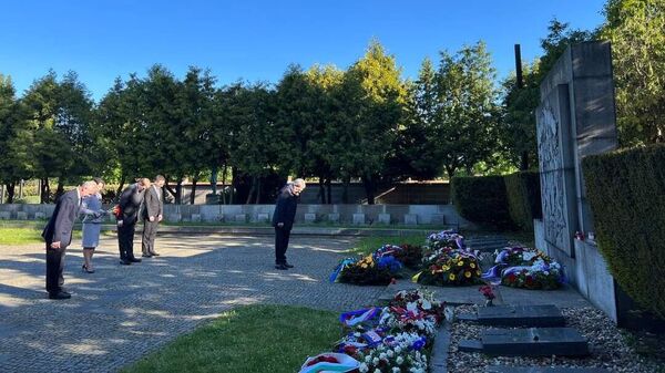 Сотрудники посольства России в Чехии возложили 9 мая на Ольшанском кладбище цветы на мемориале красноармейцев