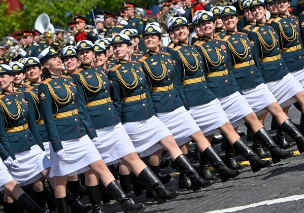 Парадный расчет женщин-военнослужащих на параде в Москве, посвященном 78-й годовщине Победы в Великой Отечественной войне