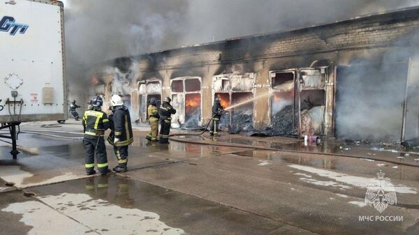 Сотрудники МЧС во время ликвидации пожара на складе в Уссурийске