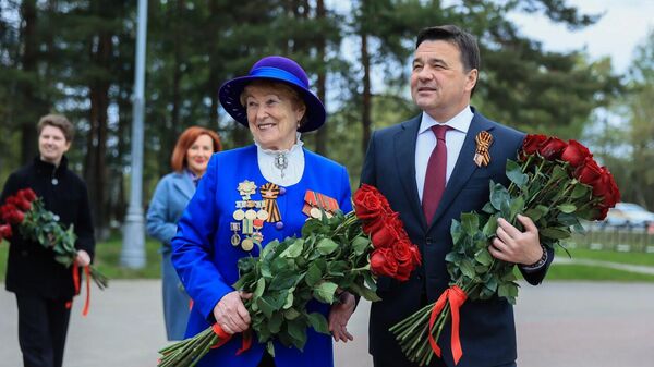 Андрей Воробьев возложил цветы к Вечному огню у мемориала Воинам-сибирякам под Истрой