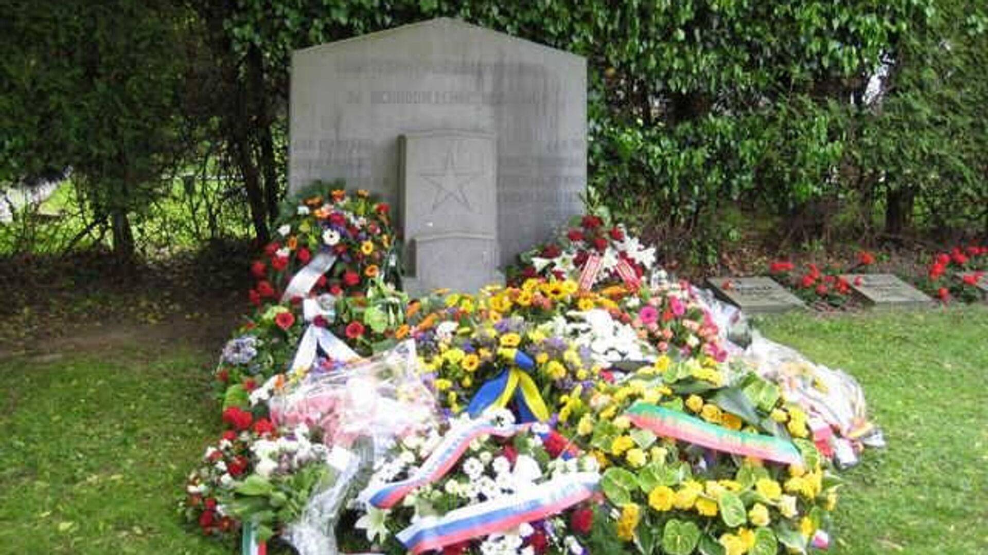 Diplomats of Russia and CIS countries honored the memory of Soviet soldiers in Belgium