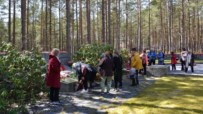 Памятная церемония, посвященная 78-й годовщине Великой Победы, у памятника на месте захоронения погибших в годы Великой Отечественной войны советских солдат и офицеров в Ханко, Финляндия