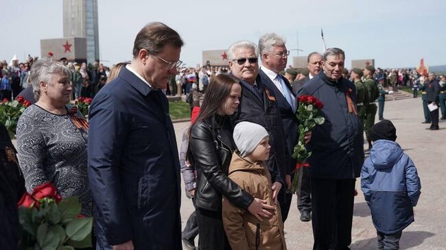 Губернатор Самарской области Дмитрий Азаров на церемонии возложения венков к горельефу Скорбящей Матери-Родине в Самаре