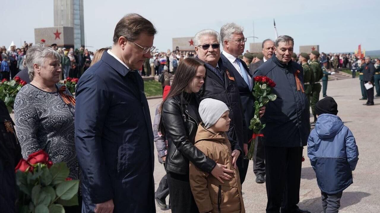 Губернатор Самарской области Дмитрий Азаров на церемонии возложения венков к горельефу Скорбящей Матери-Родине в Самаре - РИА Новости, 1920, 09.05.2023