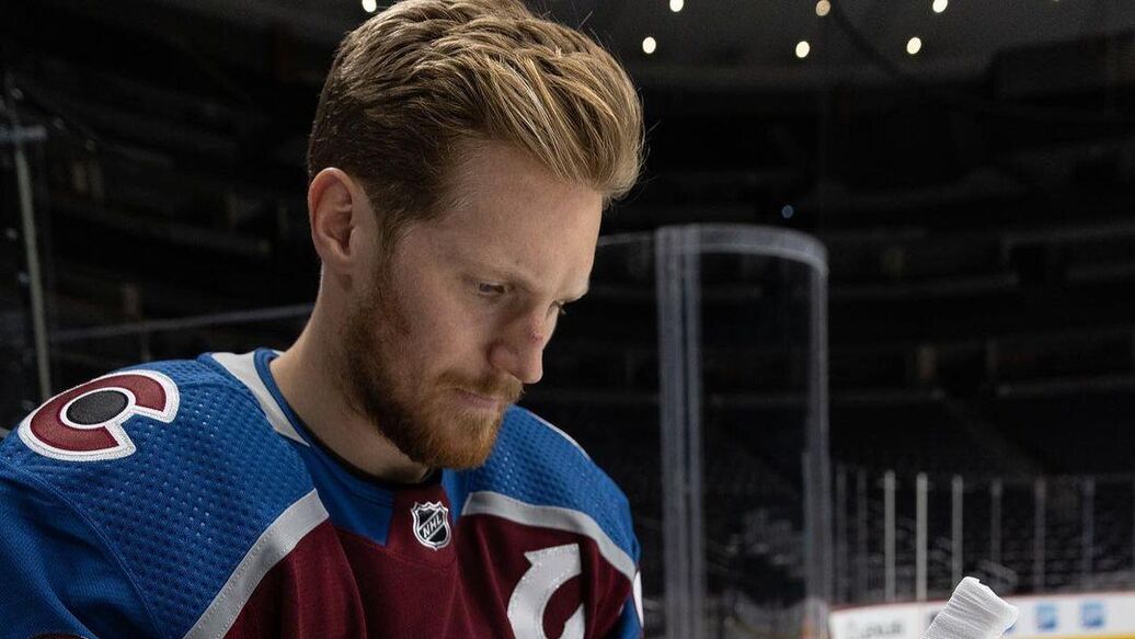 Обладатель Кубка Стэнли с "Колорадо" выйдет на лед впервые с 2022 года