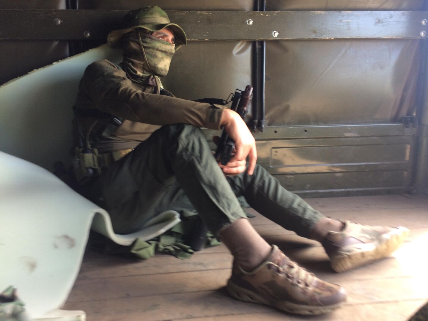 Боец по пути на позиции под Орехово Боец по пути на позиции под Орехово