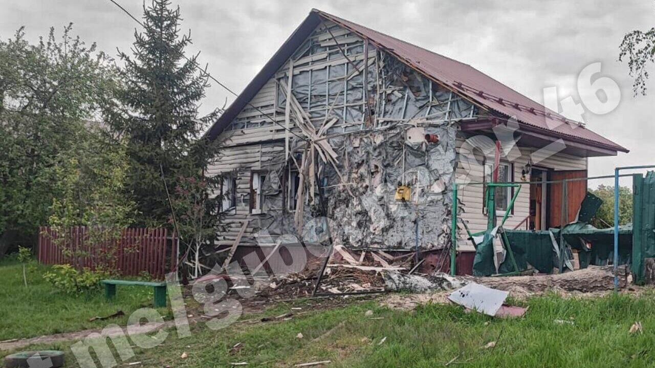 Последствия падения обломков беспилотника в деревне Толмачево Курской области - РИА Новости, 1920, 10.05.2023