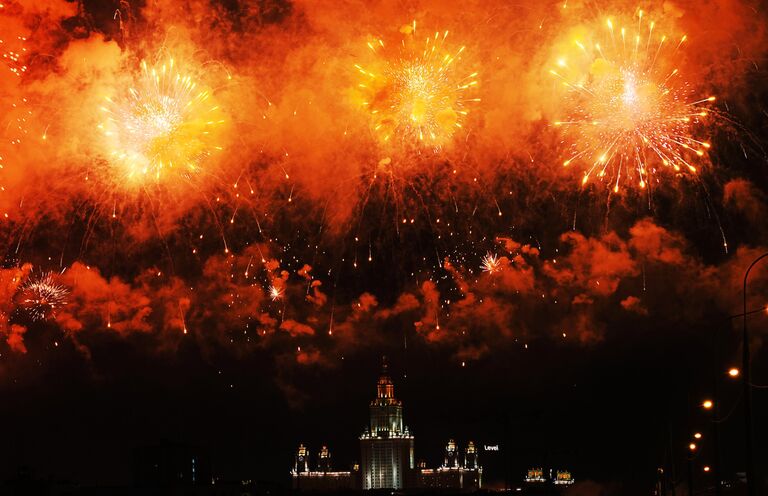 Праздничный салют в Москве в День Победы