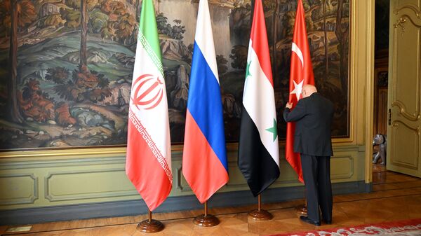 Государственные флаги перед началом четырехсторонней встречи министров иностранных дел Российской Федерации, Турции, Ирана и Сирии