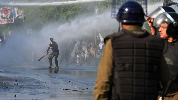 Полиция разгоняет протестующих в Лахоре