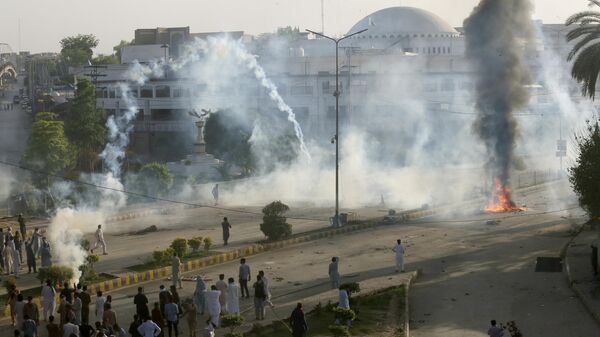 Момент применения полицией слезоточивого газа для разгона протестующих в Пешаваре