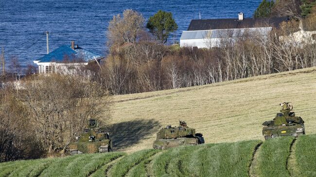 Танки норвежских и немецких войск во время учений НАТО Trident Juncture 2018 в Норвегии