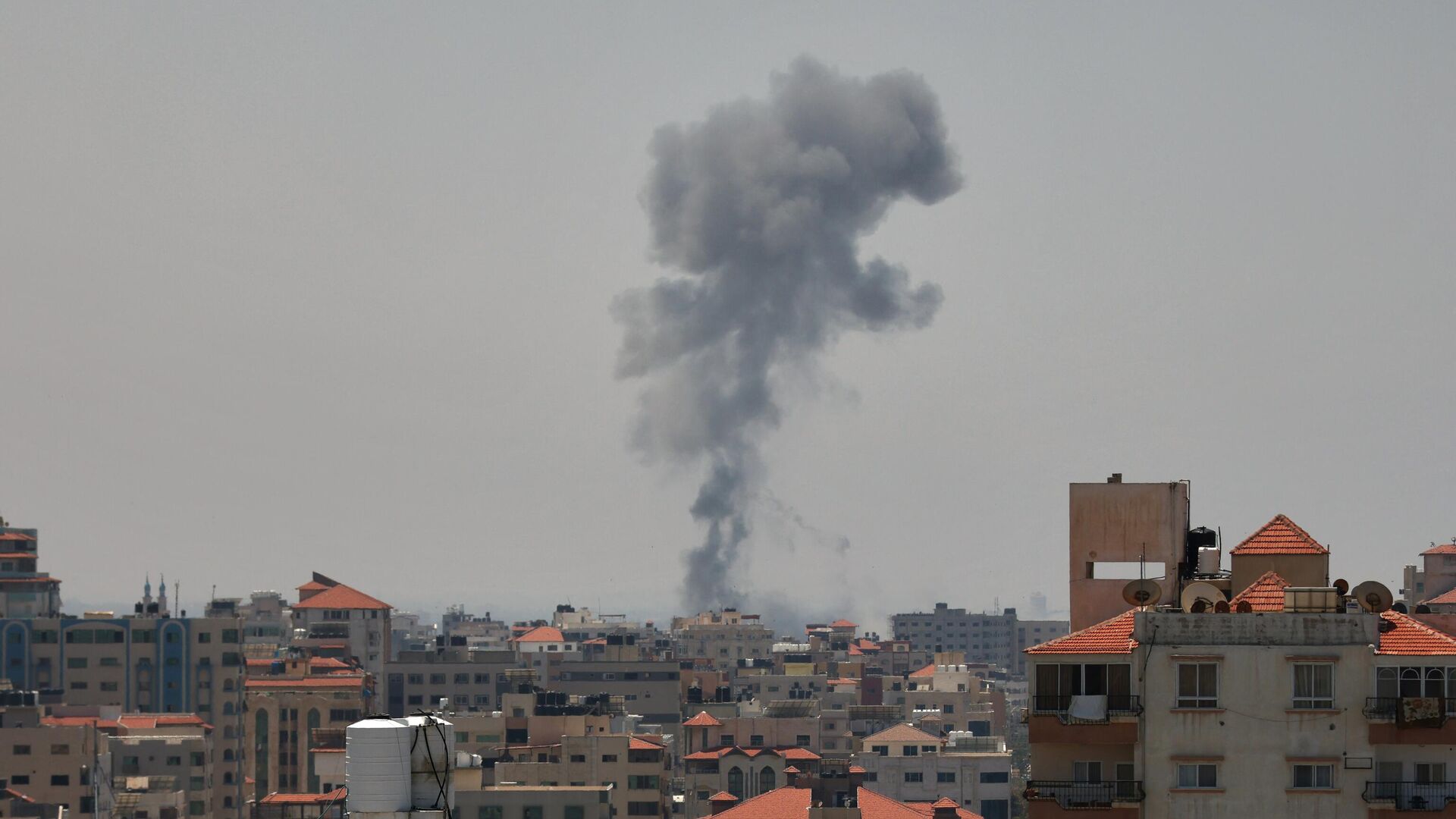 Дым после израильских ударов по городу Газа. 10 мая 2023 - РИА Новости, 1920, 10.05.2023