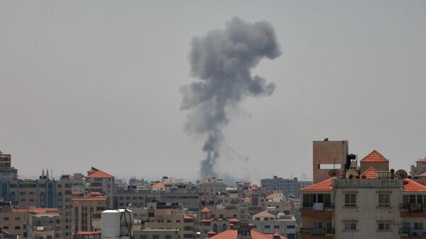 Дым после израильских ударов по городу Газа. 10 мая 2023