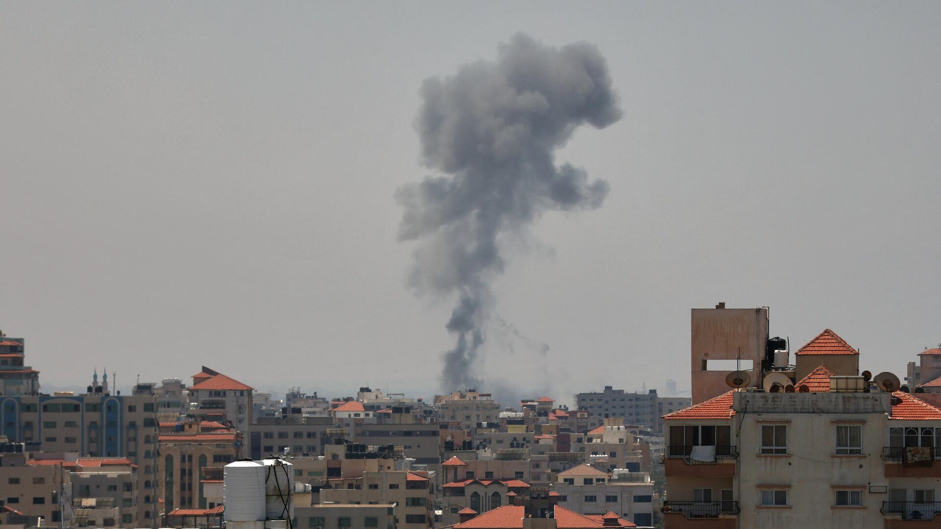 Дым после израильских ударов по городу Газа. 10 мая 2023 - РИА Новости, 1920, 10.05.2023