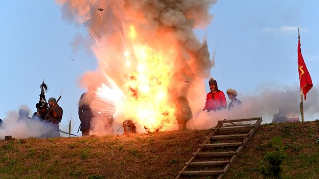 Участники военно-исторической реконструкции сражения за Азовскую крепость в рамках пятнадцатого Всероссийского фестиваля Осада Азова 1641 года в Ростовской области