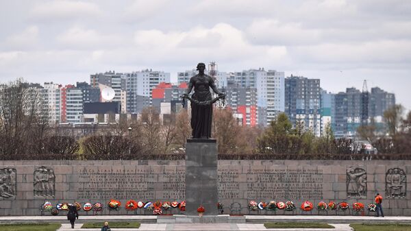 Монумент Мать-Родина на Пискаревском мемориальном кладбище